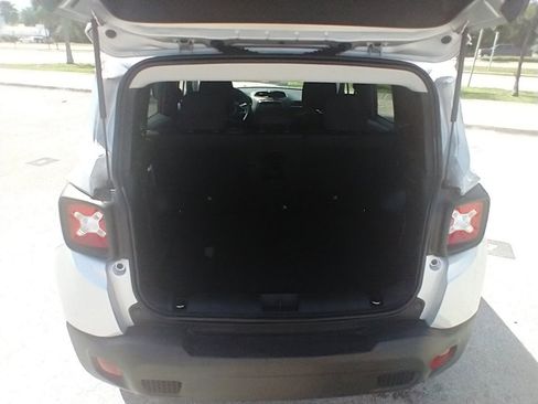 Used 2020 Jeep Renegade Latitude w/ Cold Weather Group image 13