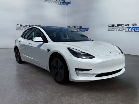 Used 2023 Tesla Model 3 Standard Range image 3