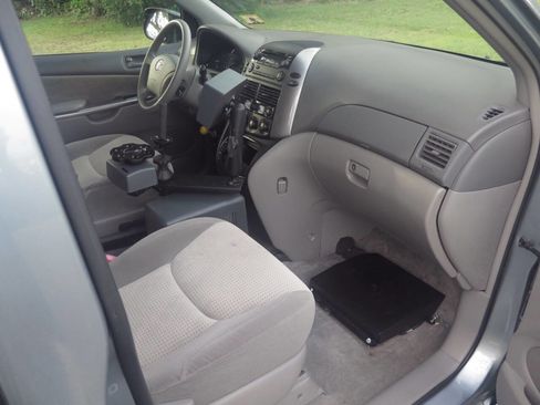 Used 2010 Toyota Sienna LE FWD image 10