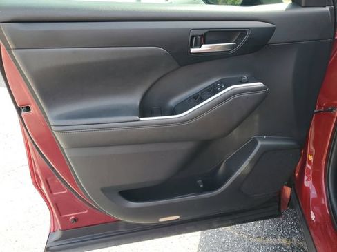 Used 2021 Toyota Highlander XLE FWD image 8