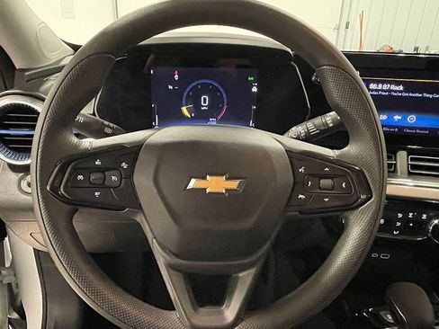 Used 2025 Chevrolet Trax LT FWD image 29