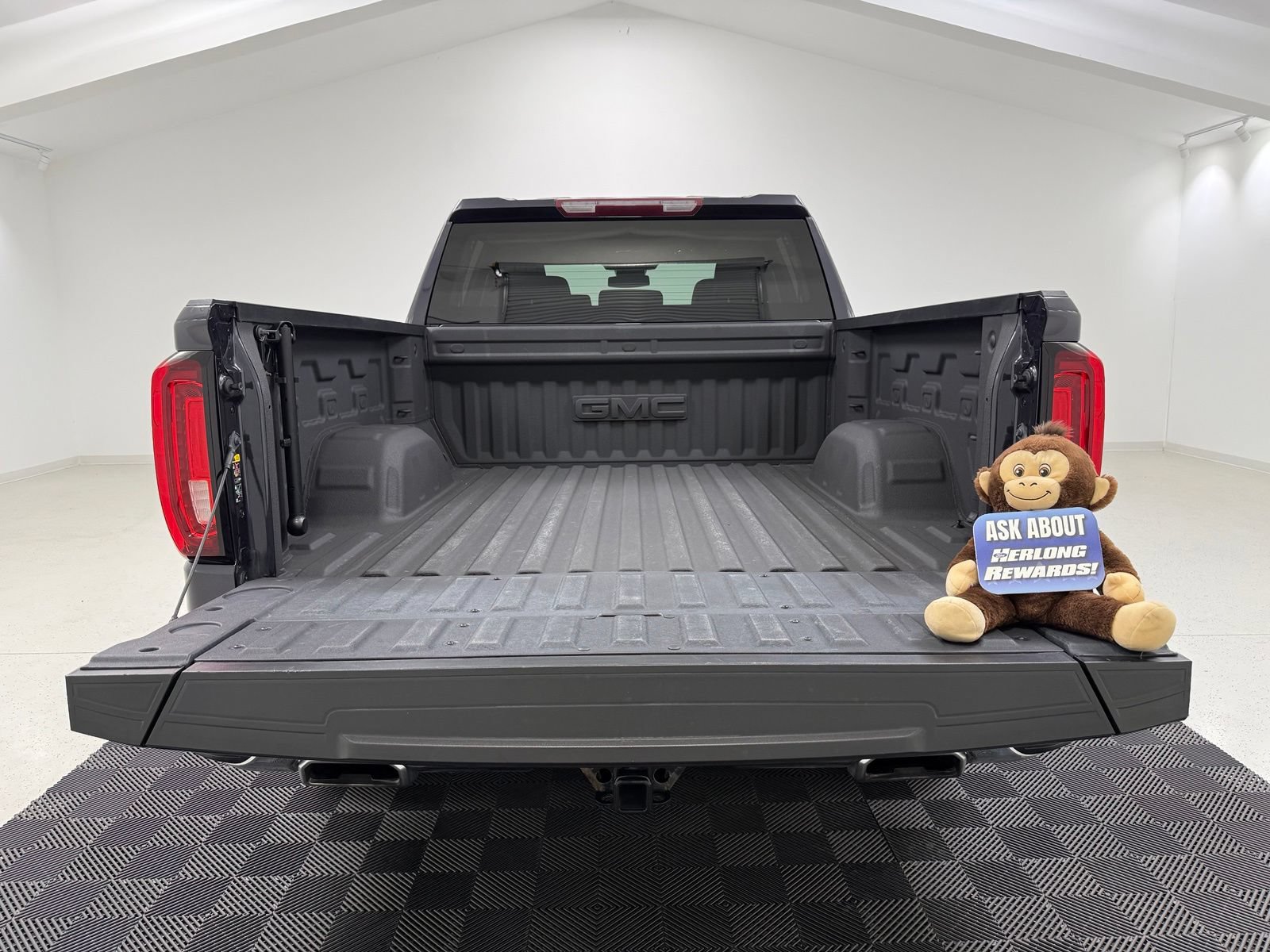 Used 2023 GMC Sierra 1500 SLT w/ SLT Premium Package AWD/4WD image 8