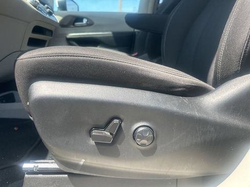 Used 2022 Chrysler Voyager LX FWD image 33