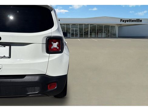 Used 2023 Jeep Renegade Latitude image 10
