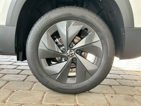 Certified 2025 Volkswagen Taos S FWD image 38