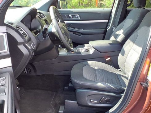 Used 2018 Ford Explorer XLT image 6
