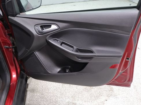 Used 2015 Ford Focus SE w/ SE Cold Weather Package FWD image 23