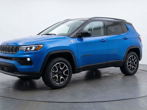 Used 2025 Jeep Compass Trailhawk image 3