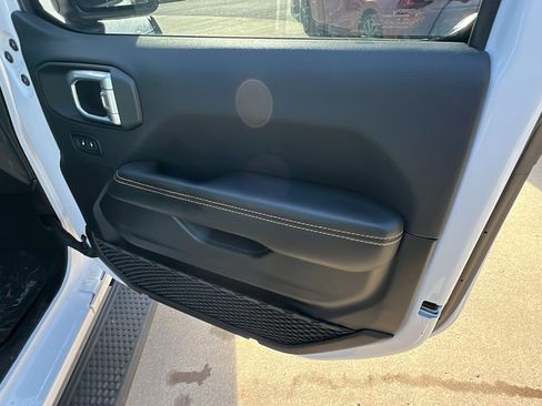 Certified 2024 Jeep Wrangler Sahara w/ Technology Group image 18