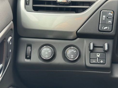Used 2018 Chevrolet Suburban Premier AWD/4WD image 36
