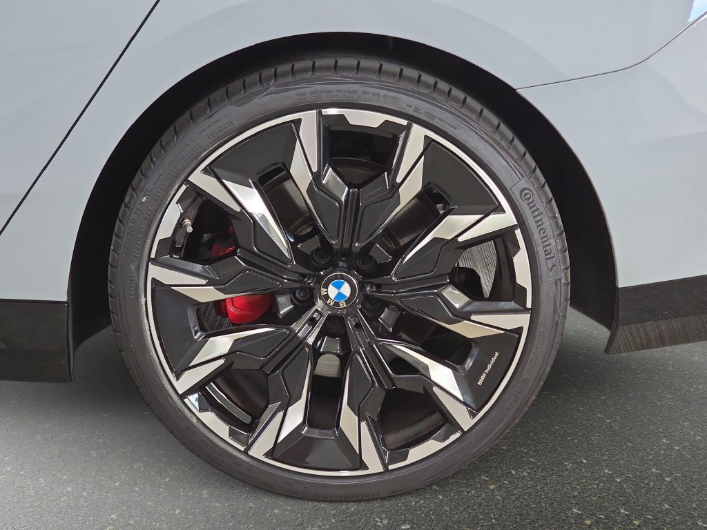 Used 2026 BMW 530i w/ M Sport Package RWD image 32