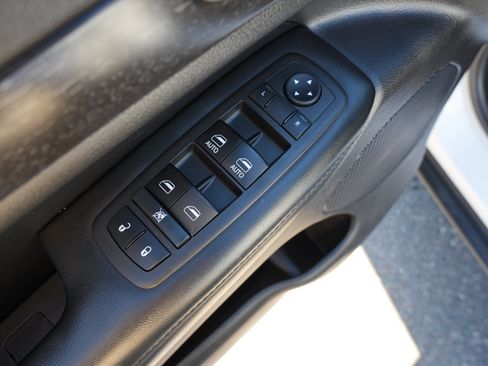 Used 2018 Jeep Grand Cherokee Laredo AWD/4WD image 16