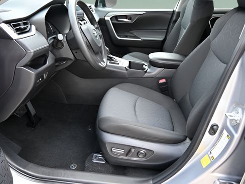 Used 2025 Toyota RAV4 XLE FWD image 11