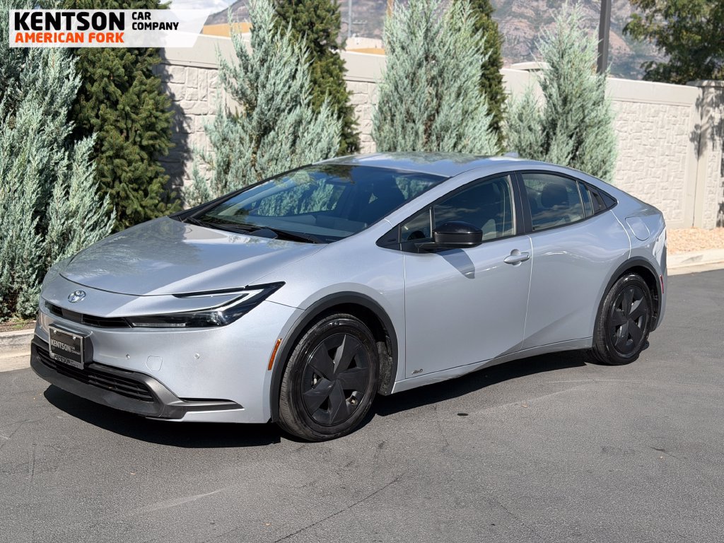 Used 2025 Toyota Prius LE AWD/4WD image 3