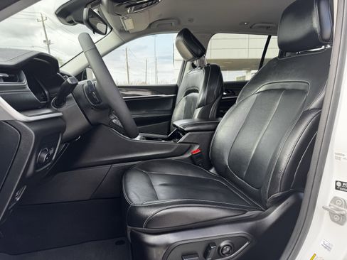 Used 2023 Jeep Grand Cherokee Limited w/ Black Appearance Package image 28