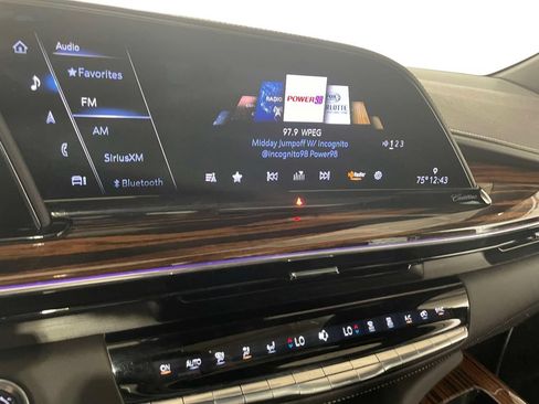 Used 2023 Cadillac Escalade Premium Luxury AWD/4WD image 27