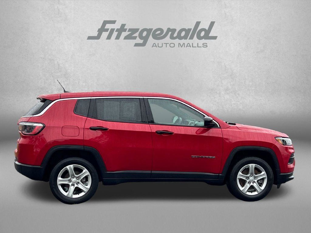 Used 2023 Jeep Compass Sport AWD/4WD image 3