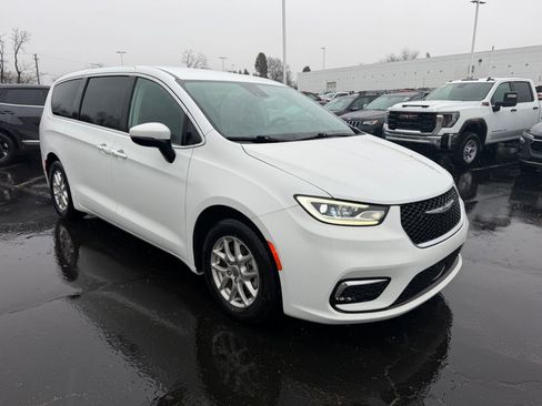 Used 2023 Chrysler Pacifica Touring-L image 4