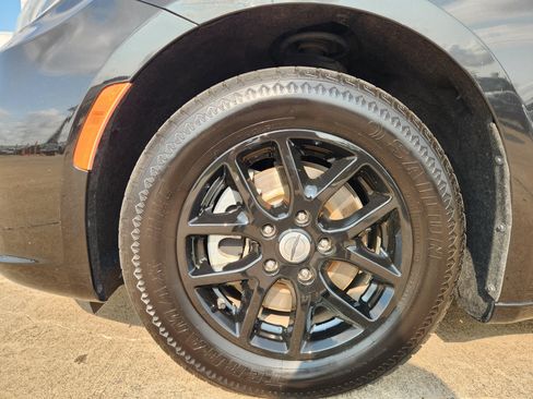 Used 2023 Chrysler Pacifica Touring-L FWD image 11