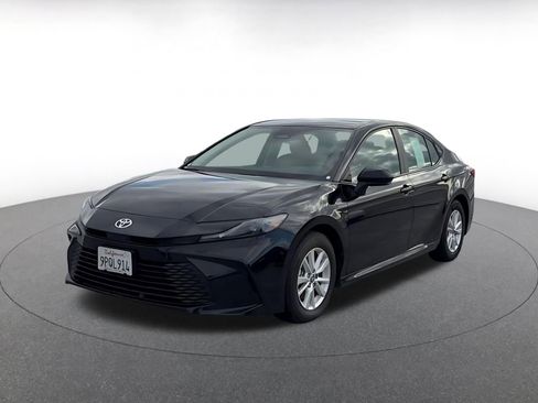 Used 2025 Toyota Camry LE image 7