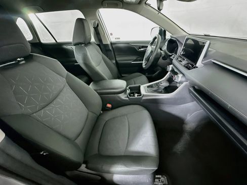 Used 2025 Toyota RAV4 XLE AWD/4WD image 31