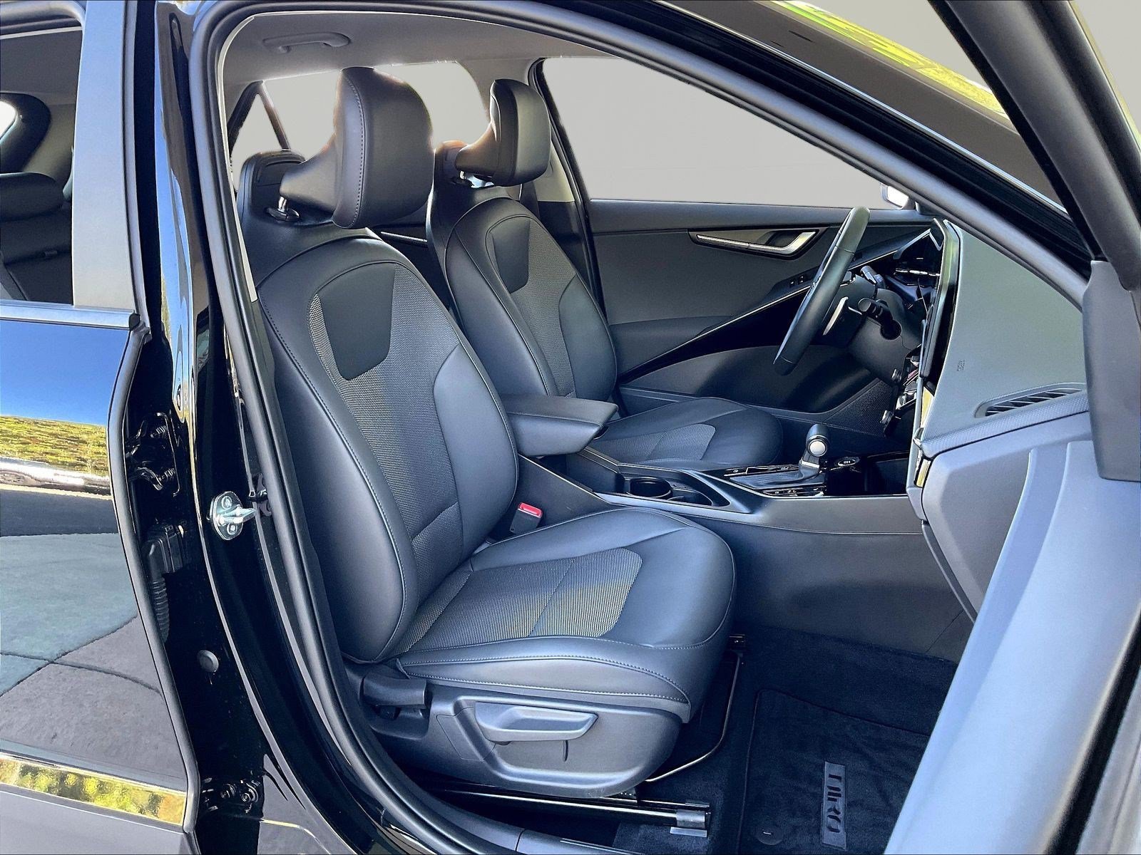 Used 2025 Kia Niro EX FWD image 27
