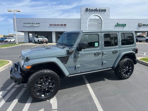 Used 2025 Jeep Wrangler Unlimited Sahara AWD/4WD image 2