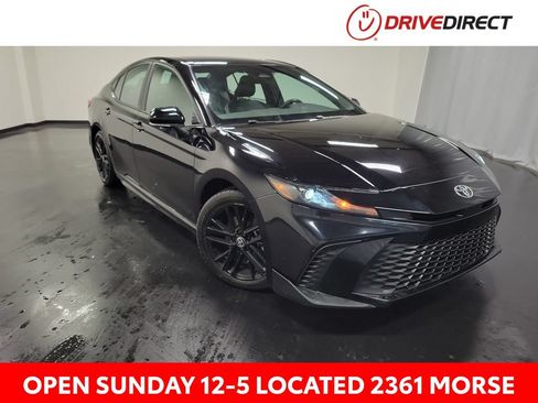 Used 2025 Toyota Camry SE FWD image 1