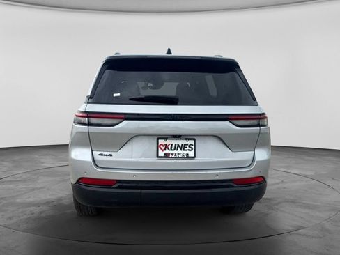 Used 2024 Jeep Grand Cherokee Altitude AWD/4WD image 10