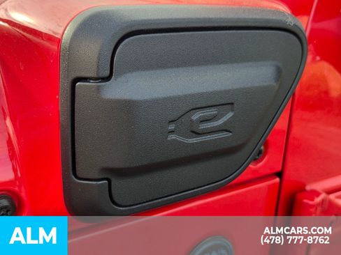 Used 2025 Jeep Wrangler Unlimited Sahara w/ Safety Group image 5