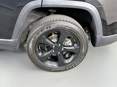 Used 2023 Jeep Grand Cherokee Altitude AWD/4WD image 37