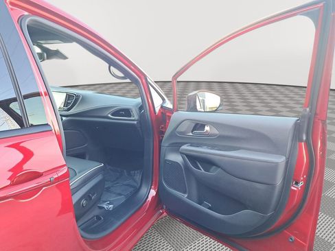 New 2026 Chrysler Pacifica Limited w/ Uconnect Theater Family Group image 17