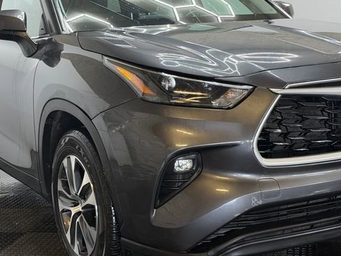 Used 2023 Toyota Highlander XLE image 2