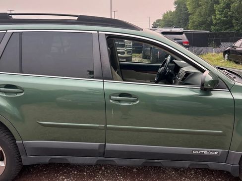Used 2014 Subaru Outback 2.5i Limited w/ Moonroof Package AWD/4WD image 11