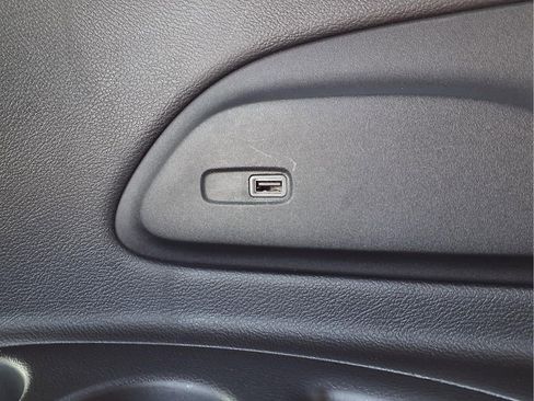 Used 2025 Chrysler Pacifica Limited image 25