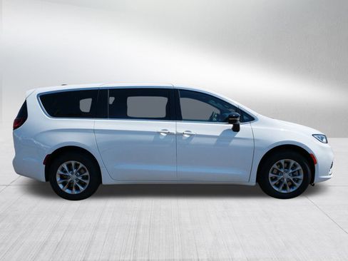 New 2026 Chrysler Pacifica Select image 8