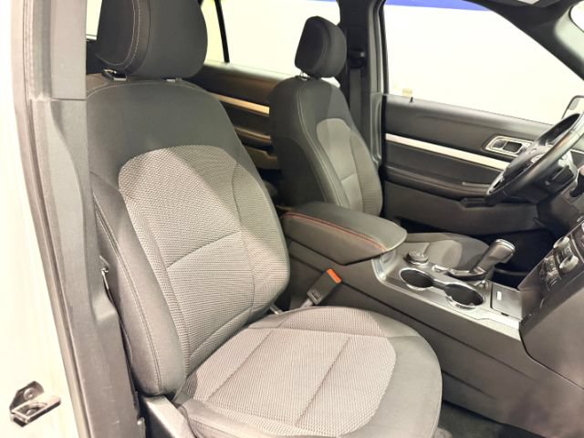 Used 2017 Ford Explorer XLT w/ Equipment Group 201A AWD/4WD image 31