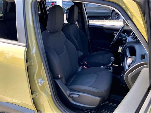 Used 2015 Jeep Renegade Latitude image 9