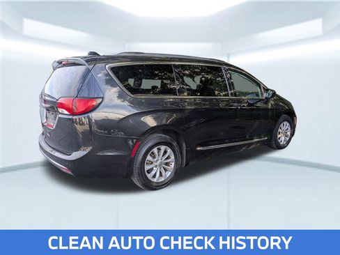 Used 2017 Chrysler Pacifica Touring-L image 2