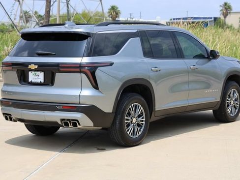 Used 2024 Chevrolet Traverse LT FWD image 8
