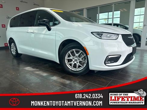 Used 2025 Chrysler Pacifica Select FWD image 1