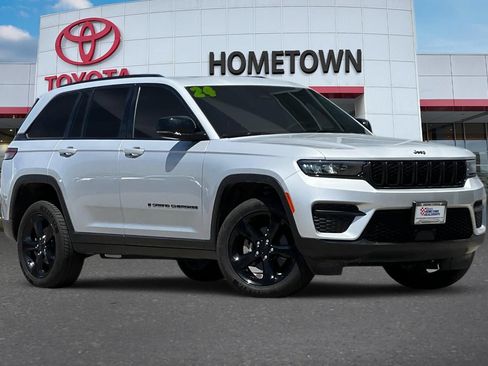 Used 2024 Jeep Grand Cherokee Altitude AWD/4WD image 2