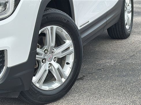 Used 2022 GMC Terrain SLE image 3