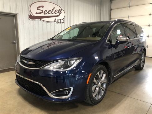 Used 2018 Chrysler Pacifica Limited w/ Tire & Wheel Group FWD image 2