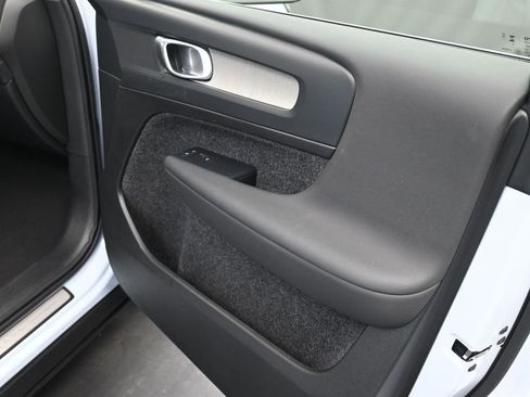 Used 2025 Volvo XC40 B5 Plus image 19