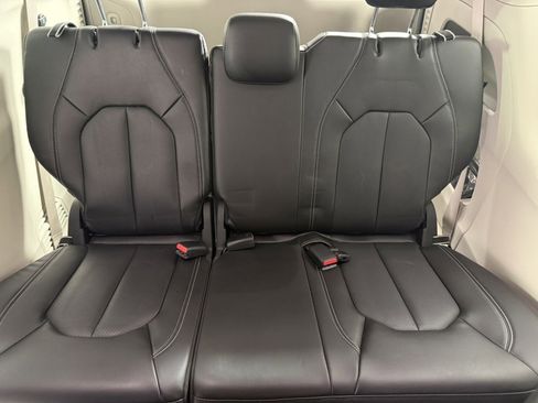 Used 2023 Chrysler Pacifica Touring-L image 14