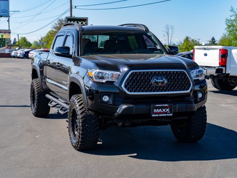 Used 2018 Toyota Tacoma TRD Off-Road AWD/4WD image 2