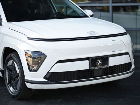 Used 2024 Hyundai Kona SEL FWD image 2