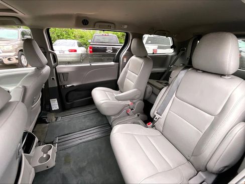 Used 2017 Toyota Sienna XLE w/ XLE Navigation Package image 21