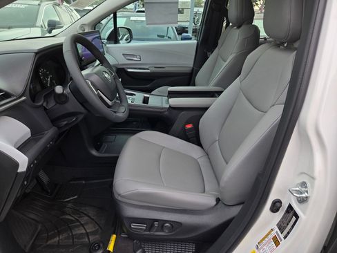 Certified 2026 Toyota Sienna XLE FWD image 17